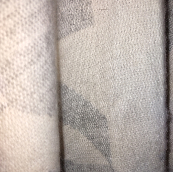 Bnwt R W AND CO WRAP - Picture 5 of 6